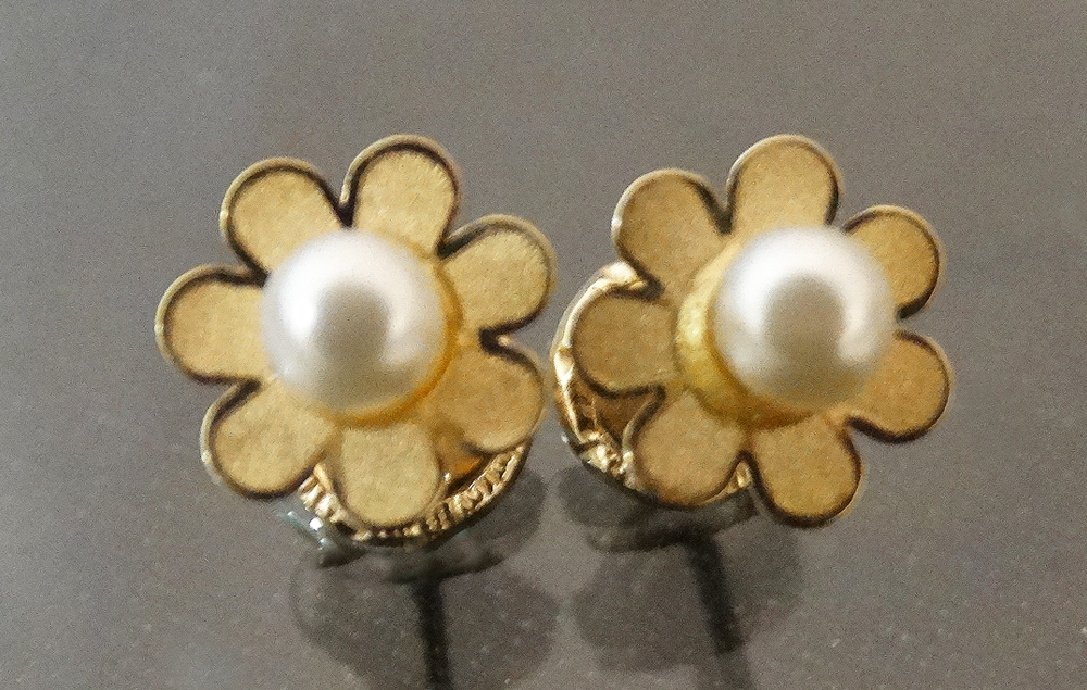 Aretes de bebé forma de flor con perla