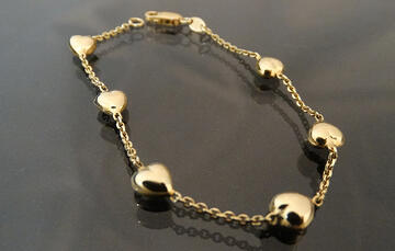 Pulsera de niña con corazones
