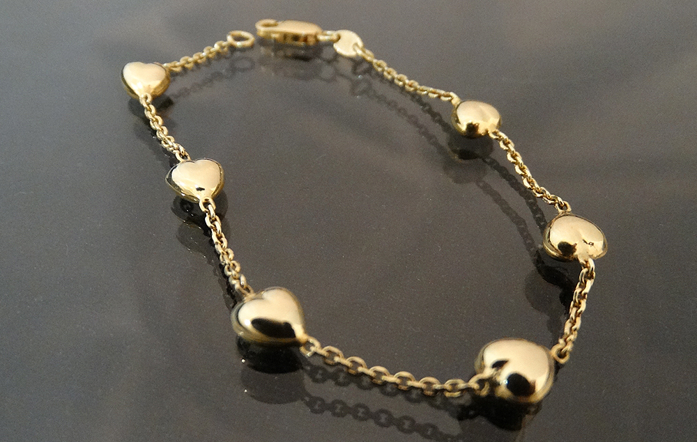 Pulsera de niña con corazones