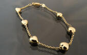 Pulsera de niña con corazones