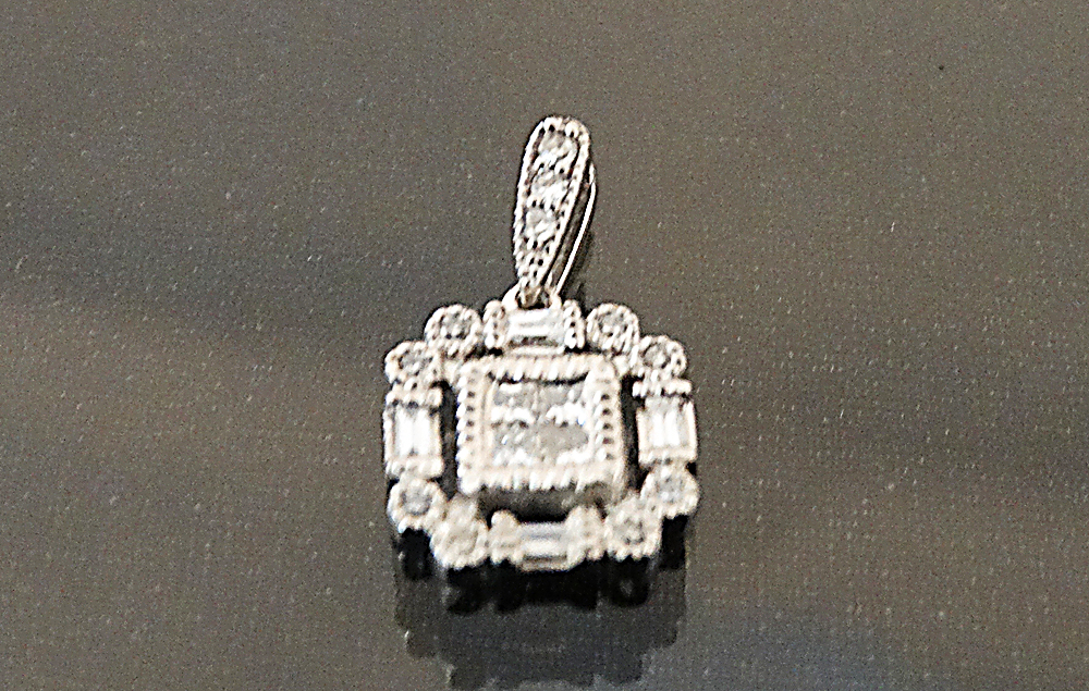 Dije oro blanco