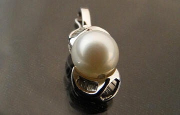 Dije oro blanco