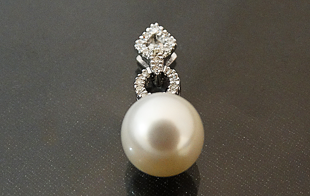 Dije oro blanco