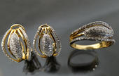 Aretes y Anillo en oro amarillo diamantes